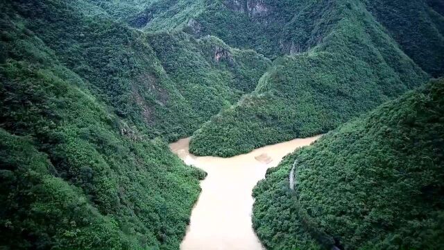 无人机拍摄的广西雨后山洪,这流水量足够修建水力发电站了吗?