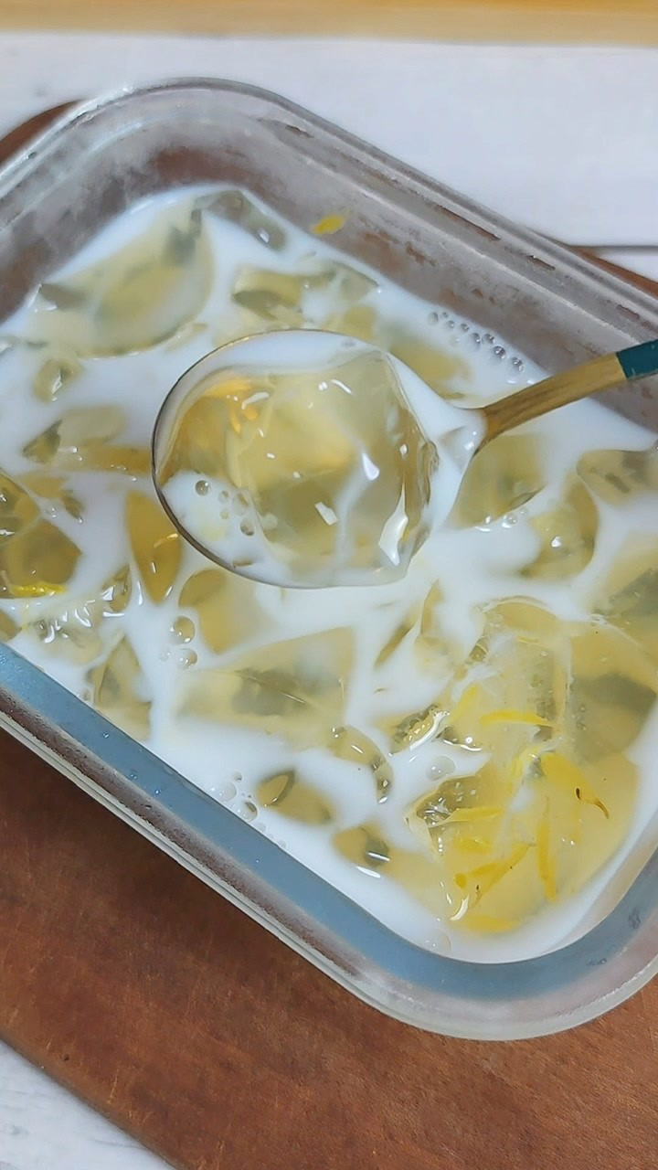 雪梨菊花冻撞奶,清凉去火又好吃._腾讯视频