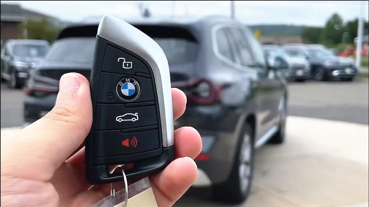 第一视角体验2022款宝马x3按下钥匙打开后备箱霸气开始