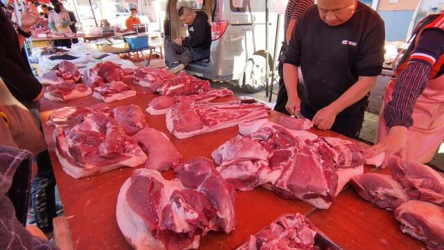 猪肉价格跌价太吓人,实拍包头市早市猪肉卖多少钱一斤?大吃一惊