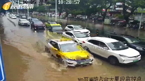 慢直播：暴雨红色预警！海口市内多条道路积水