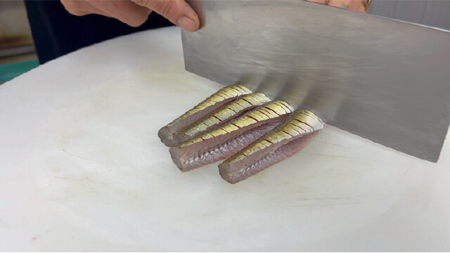 蓝刀鱼横县鱼生这种做法,吃法有点野,但是这种吃法也比较接近原味.