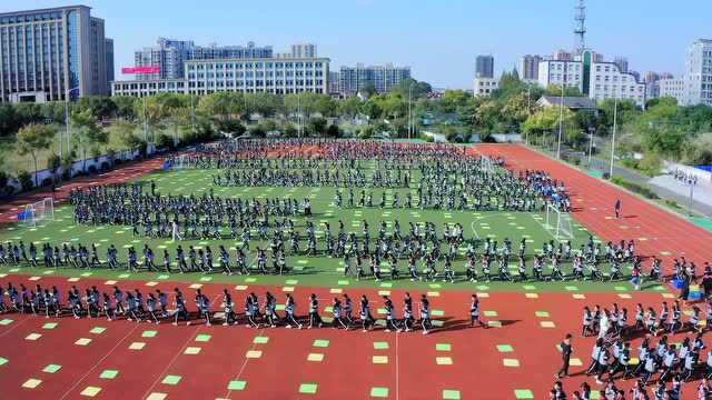 扬中市这所小学创意课间操火了!双人合作跑、踏板操花式玩转大课间