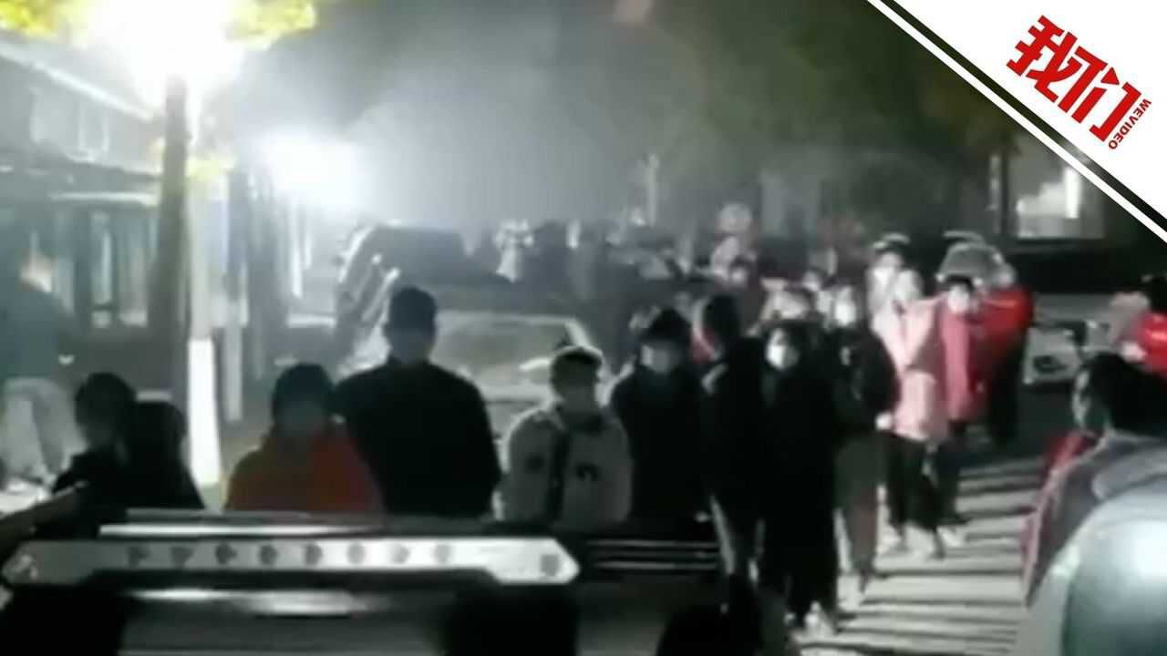 河北深泽县新增2例新冠阳性当地居民就地隔离支援救护车队深夜赶到_高清