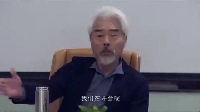 员工打架,老板在一边看笑话,太搞笑!