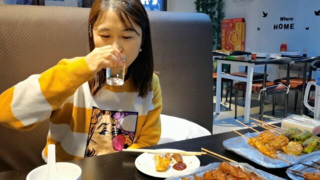 东北连着下了两天的大雪,和鲜族美女坐在屋里喝酒吃肉,太舒服了