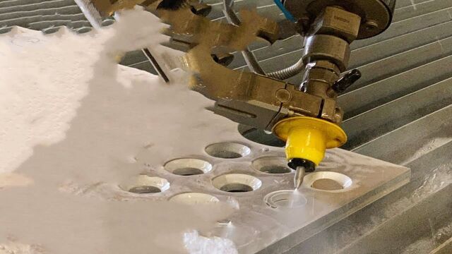 “水刀”的威力有多强?可以轻松切开3英寸铝板,你知道原理吗