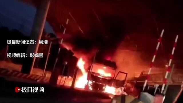 广东罗定一在建公安检查站被货车撞塌,警方:无人员伤亡