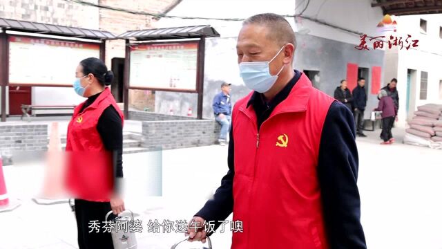 特殊外卖员!村支书化身“红色外卖员”为老人送餐