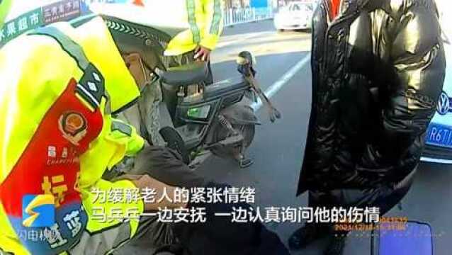 昌邑一老人突遇交通事故倒地 民警脱下执勤服为老人保暖