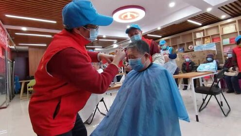 新春将至 北京海淀首师大社区开展爱心理发服务 居民：像家人一样