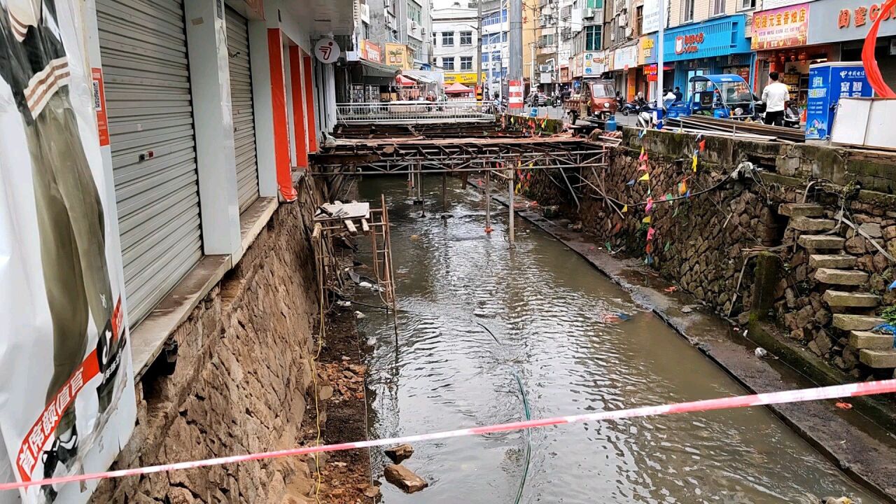 霞浦护城河面又一段铁板被拆除