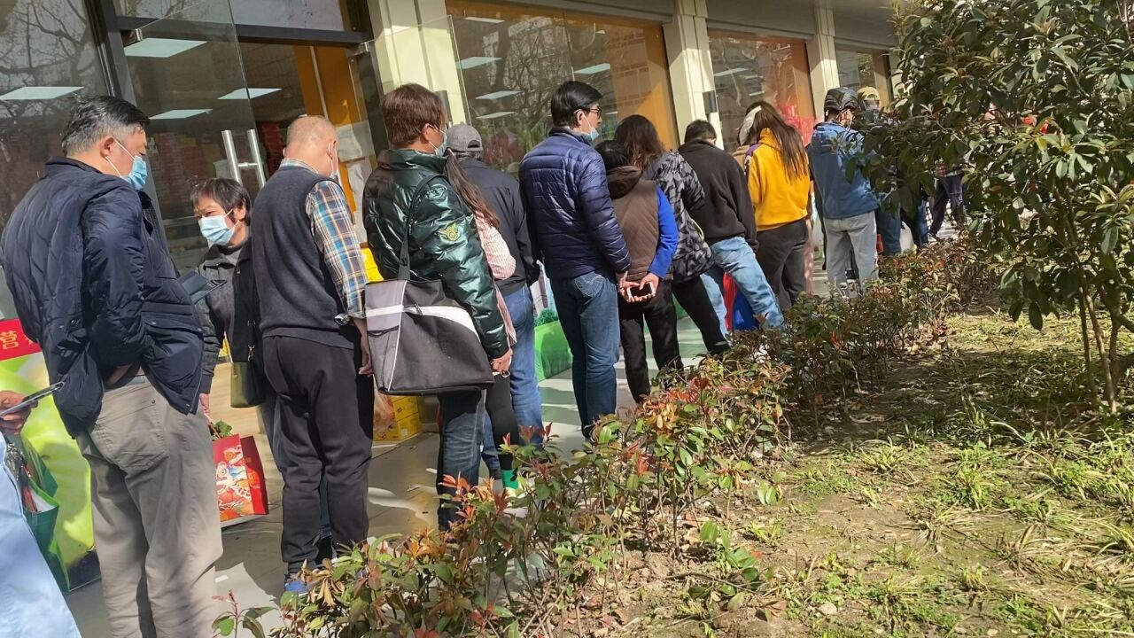 上海街头随拍-排队买菜的人大排长龙-最后还是放弃回家