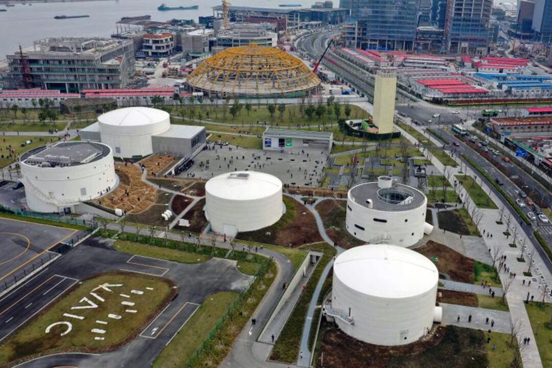 上海油罐艺术中心开张以来 每天参观的人络绎不绝