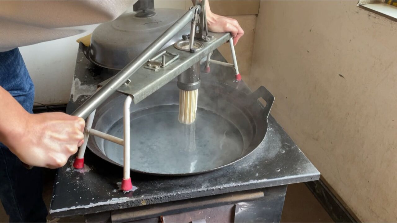 城里人看啥都新鲜,在农村亲自体验压饸饹,才知道生活的不易