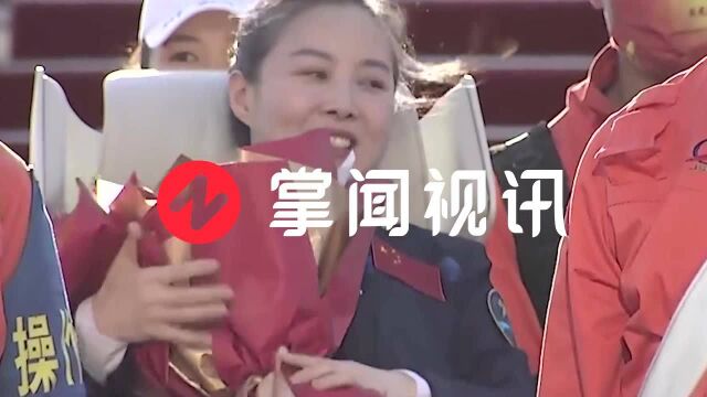 王亚平女儿接机,手捧鲜花迎接妈妈,从妈妈手中收获1颗星星