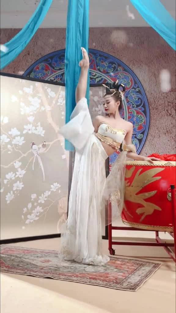 明星一字马古装