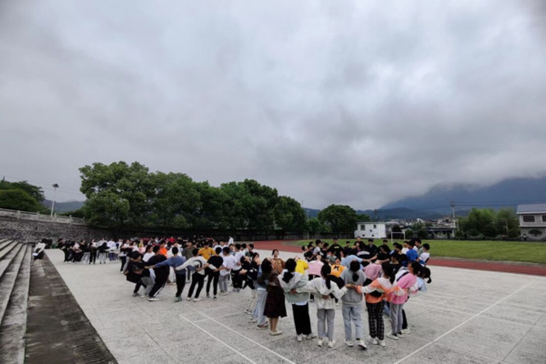 趣味团建 炎陵县水口镇中学开展心理减压户外拓展活动