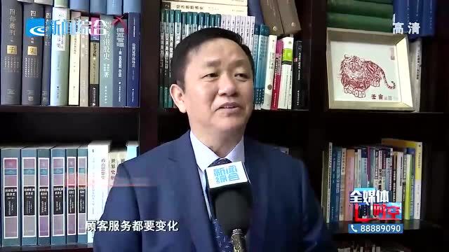 也撑不住了?绍兴海底捞员工路边售卖自热火锅