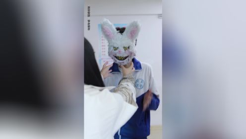 恐怖的兔子面具，上脸就摘不下来，该怎么办呢？