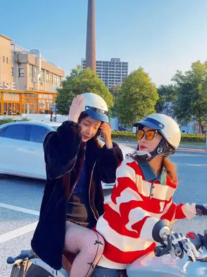 拜托 有一个开车接你出去玩的闺蜜超酷的好吧 #女骑#机车#复古摩托