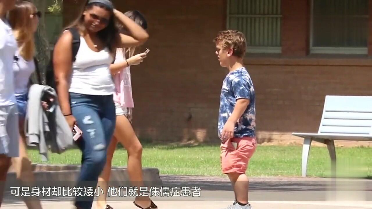 一群侏儒症患者,跟小孩子踢球,正常孩子看着却像巨婴!