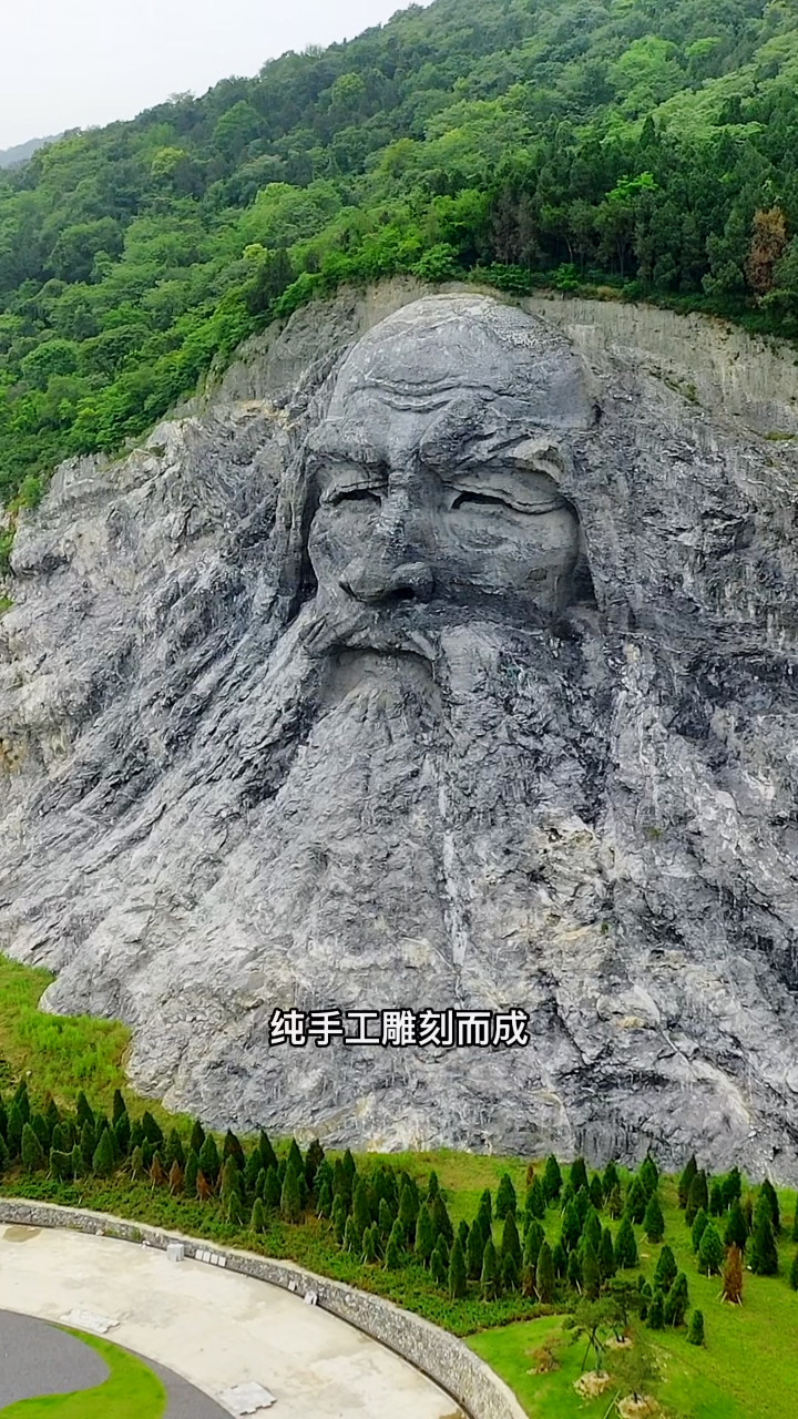 湖北襄阳一大型伏羲摩崖石刻头像,由整座山雕刻而成,一个鼻孔就能容纳