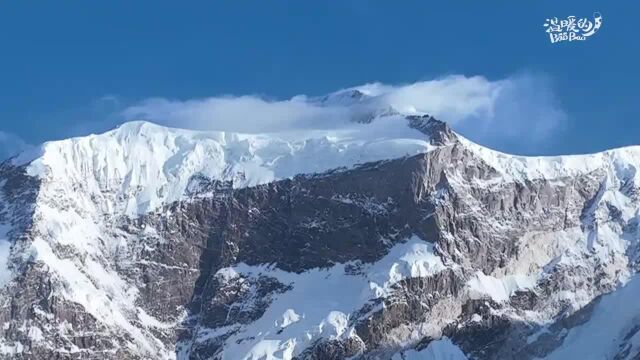 新疆天山托木尔景区:雪峰与河谷辉映