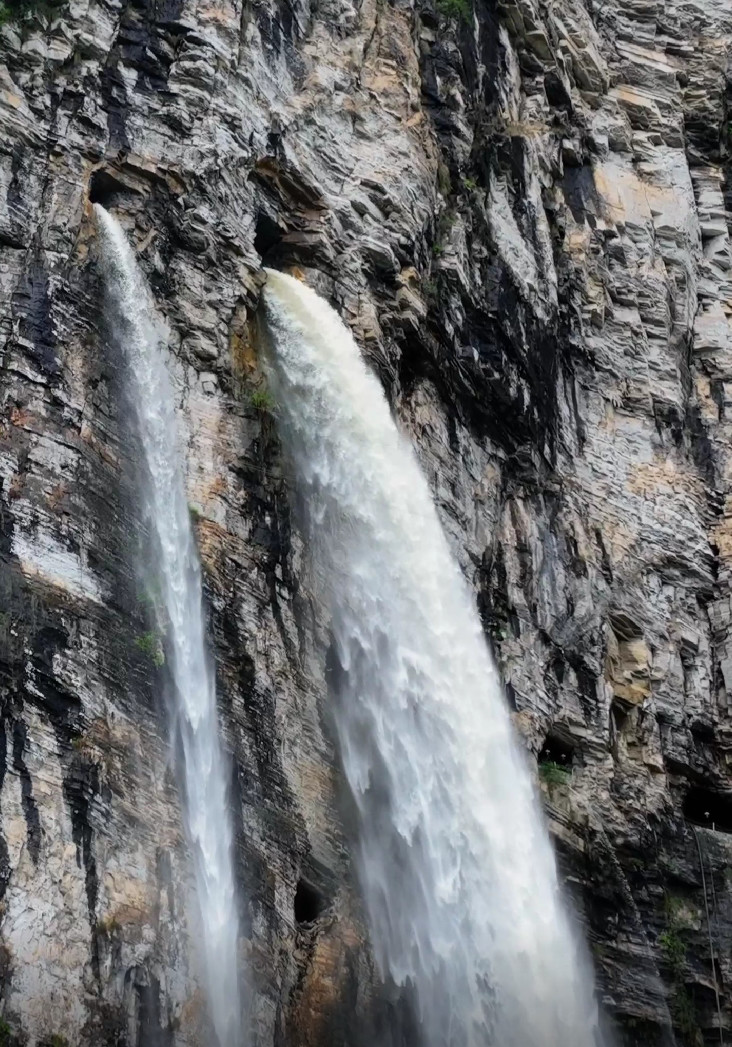 持续降雨下,湖南湘西挂壁公路小龙洞景区瀑布太震撼!