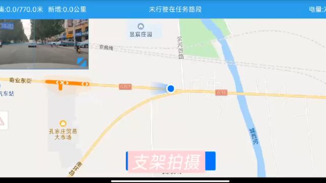 听着音乐走着家乡街道