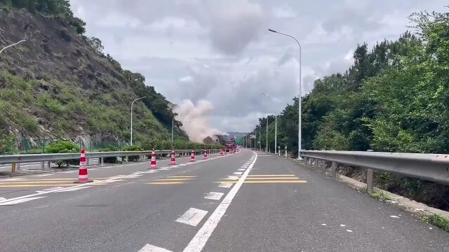 今天中午,沈海高速滑坡山体实施第二次爆破,达到预期效果,过程安全!