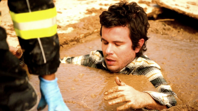 男子身陷泥沼动弹不得,美国消防员的营救方法,堪称教科书级别