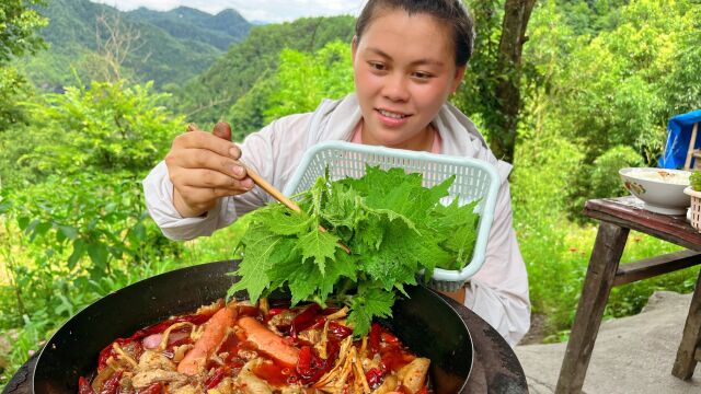 今天摘了一大堆藿麻叶,再用2斤肥肉做火锅,各种野菜直接吃到饱