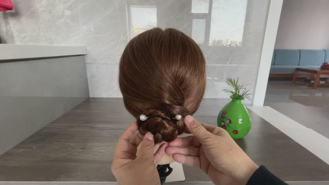 50岁以后这样盘发才是该有的样子,别上喜欢的发饰,画龙点睛