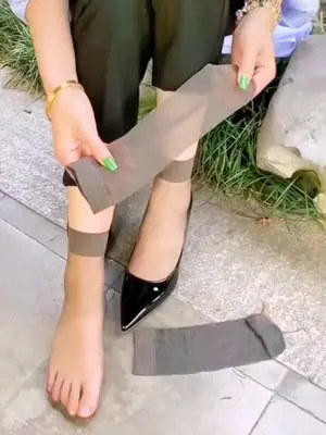 喜欢穿高跟鞋的小姐姐们必不可少的水晶短丝袜,丝袜又有弹性,上脚透气