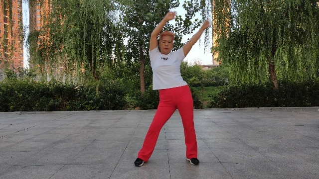 广场舞大妈每天坚持跳2小时,瘦下来了,为她鼓掌