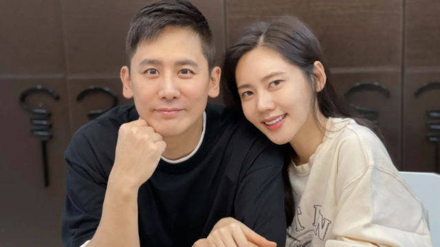 秋瓷炫晒与老公合照,43岁素颜出镜状态好,纤细美腿十分吸睛