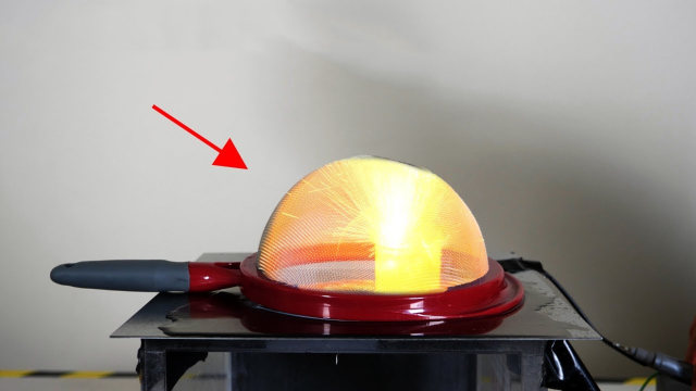 不可思议的戴维灯,为什么铁丝网盖住火焰还能燃烧?长知识了