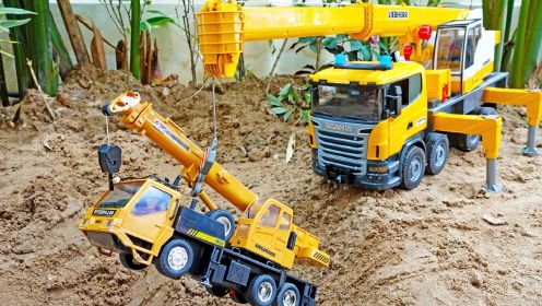 吊车玩具系列：巨型吊车拆箱，挖掘机挖泥土