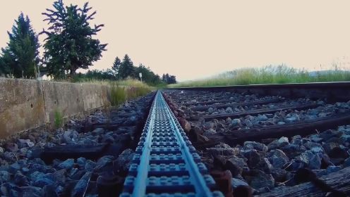 火车玩具系列：乐高小火车列车在真正的轨道上行驶