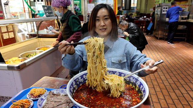 蘭州超大牛大碗,99一碗送半斤肉,老闆說實話牛肉麵裡真的有牛肉