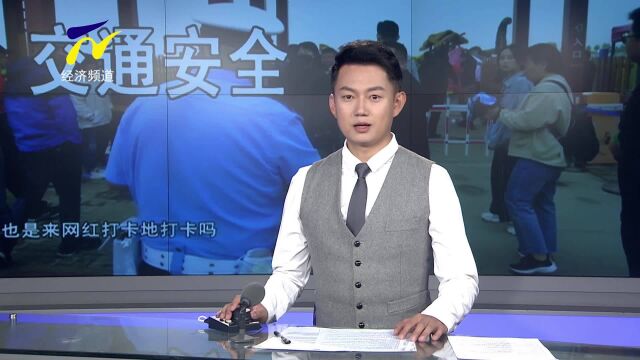 【鸿胜出警】鸿Sir变身导游 带团游览乡村