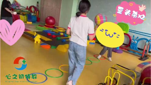 武汉自闭症儿童康复中心家庭感统训练小课题教学-单脚跳圈抛接球-针对本体功能-锻炼注意力及手脚协调的感觉刺激