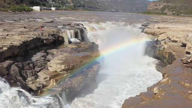 壮观!黄河壶口瀑布现“银瀑飞流”景观:雾烟浩荡 彩虹同框出镜