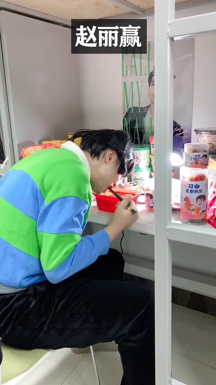 大学宿舍，女生睡前上厕所都会害怕吗？_高清