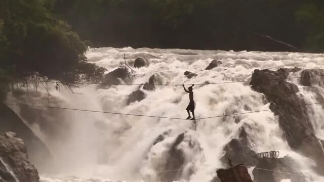 老挝湄公河流域渔民,手抓生命线脚踏鬼门关,只为抓到大鱼