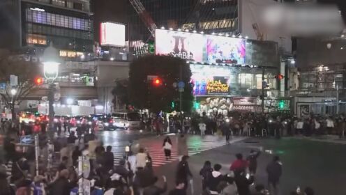 亚洲球队再爆冷！日本球迷街头狂欢庆祝 大批防暴警察维安