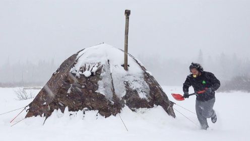  野外露营，零下30度挑战野外露营，刚搭好帐篷便遇上了一场暴风雪