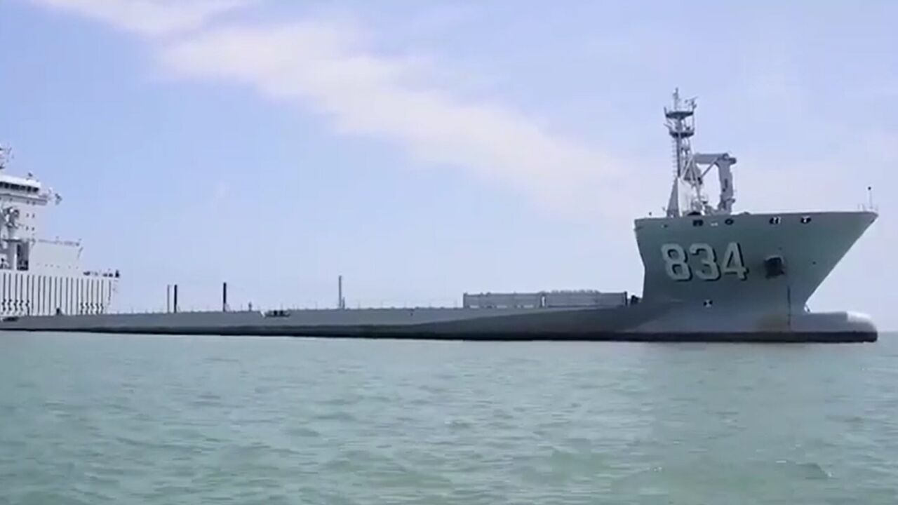 央视披露饮马湖半潜船画面 美媒:可搭载野牛气垫艇发动两栖登陆