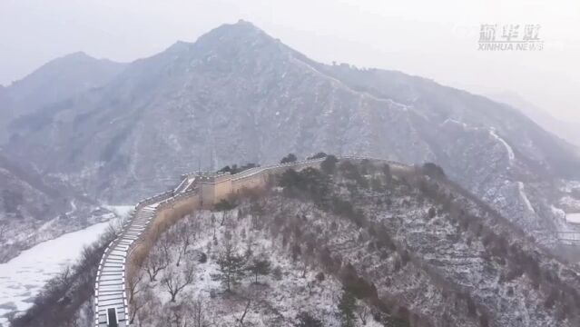 初雪飘落长城 美景如诗如画